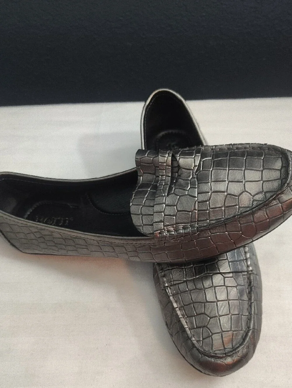 Born Malena Metallic Pewter Croc Leather Driving Loafers Size 8.5